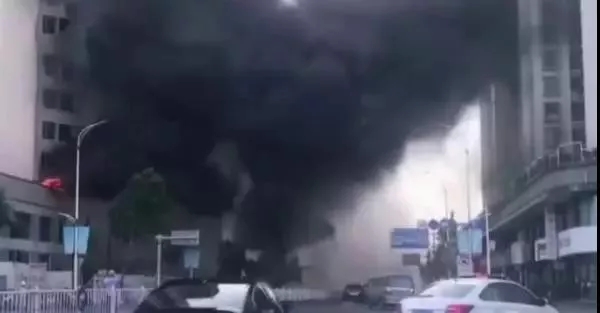 廣東汕頭一在建樓盤突發(fā)火災，現(xiàn)場濃煙滾滾，相當驚險！