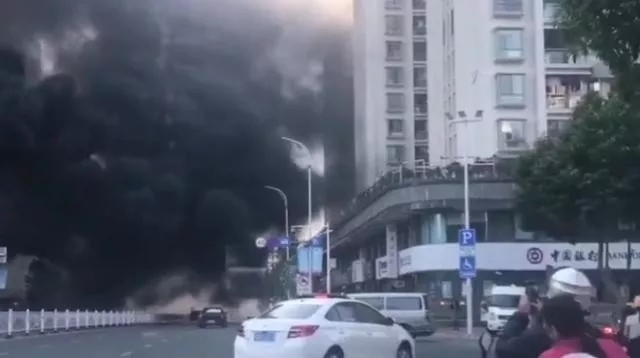 廣東汕頭一在建樓盤突發(fā)火災，現(xiàn)場濃煙滾滾，相當驚險！